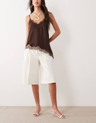 ASOS DESIGN - Schlichte Bermudashorts in Elfenbein mit weitem Bein-Weiß