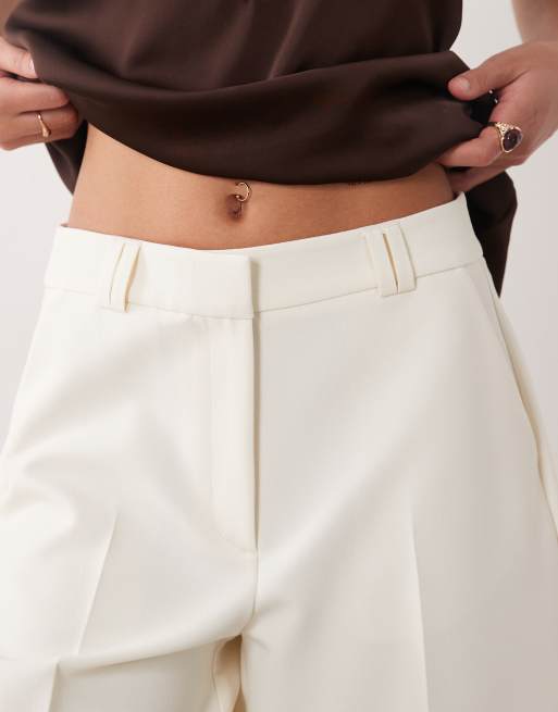 ASOS DESIGN – Schlichte Bermudashorts in Elfenbein mit weitem Bein, 3 von 5