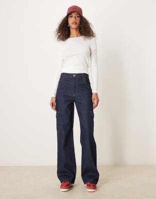 ASOS DESIGN - Schlichte Carpenter-Jeans in Indigoblau mit Utility-Taschen-Marineblau