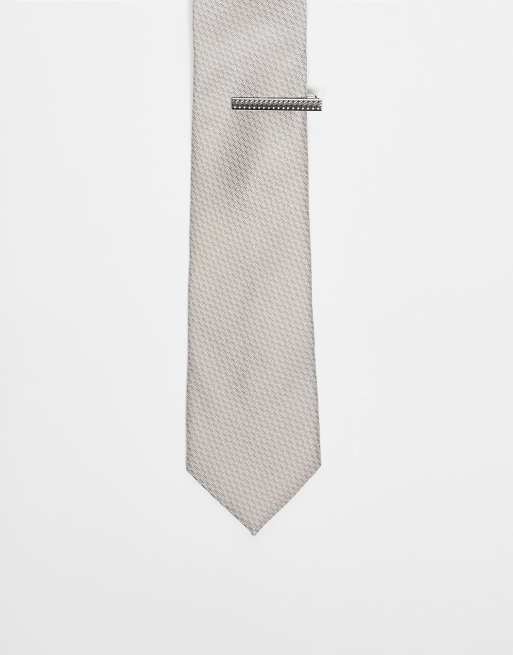 ASOS DESIGN – Schlichte Krawatte in neutralem Farbton mit Krawattennadel