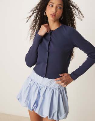 ASOS DESIGN - Schlichte Strickjacke aus kompaktem Strick in Marineblau mit Rundhalsausschnitt und Knopfleiste