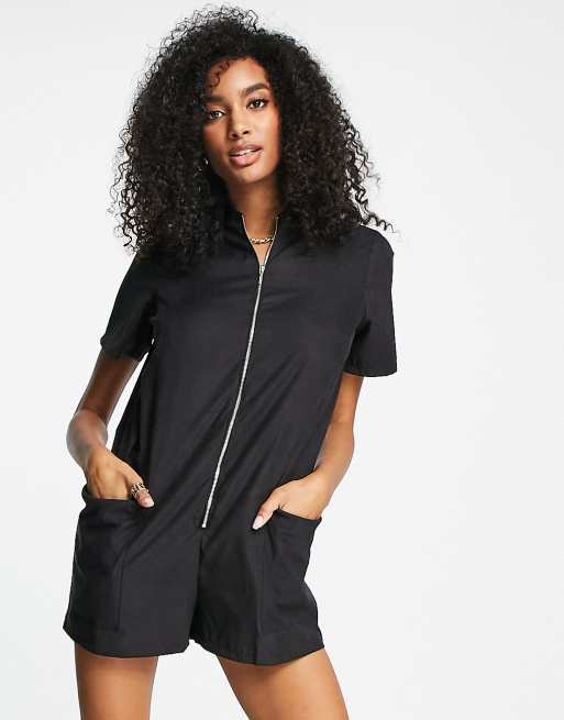 ASOS DESIGN – Schlichter Playsuit in Cupro-Schwarz Cupro mit Reißverschluss vorne