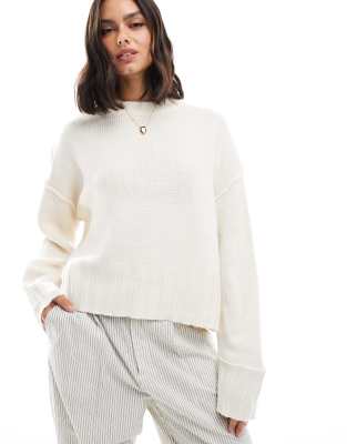 ASOS DESIGN - Schlichter Strickpullover in Weiß mit Rundhalsausschnitt