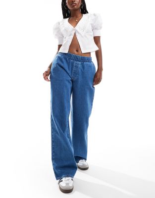 ASOS DESIGN - Schlupf-Jeans in Mittelblau