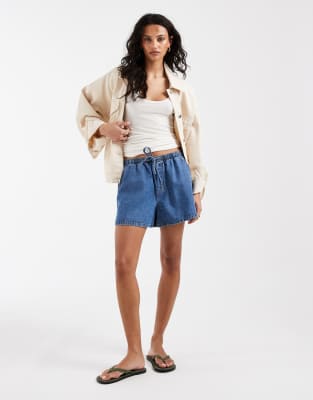 ASOS DESIGN - Schlupf-Jeansshorts in Mittelblau
