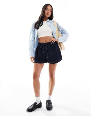 ASOS DESIGN - Schlupf-Jeansshorts in Rinse-Waschung im Jogginghosen-Stil-Marineblau