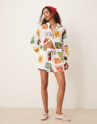 ASOS DESIGN - Schlupf-Shorts mit Leinenanteil und Streichholzschachtel-Print, Kombiteil-Bunt