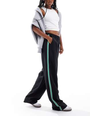 ASOS DESIGN - Schlupfhose in Schwarz mit sportlichem Seitenstreifen