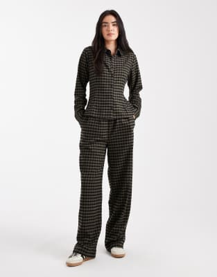 ASOS DESIGN - Schlupfhose in Schwarz und Khaki mit Karomuster, Taillenschnürung und abgerundetem Beinschnitt, Kombiteil-...