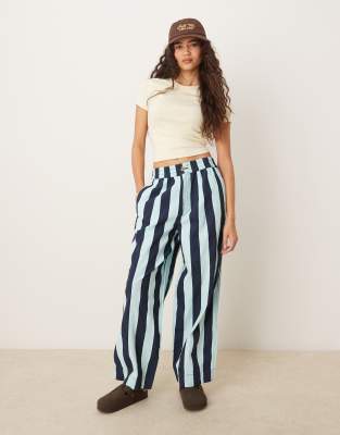 ASOS DESIGN - Schlupfhose mit marineblauem, maritimem Streifenmuster und abgerundetem Beinschnitt-Bunt