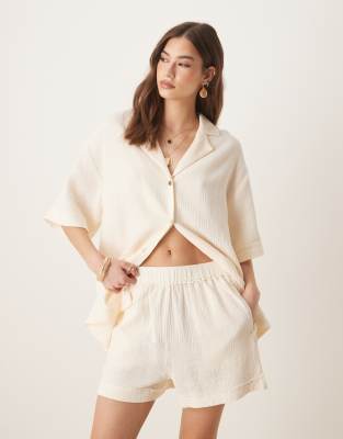 ASOS DESIGN - Schlupfshorts aus grob gewebter Baumwolle in Buttermilchgelb mit offenem Saum, Kombiteil-Weiß