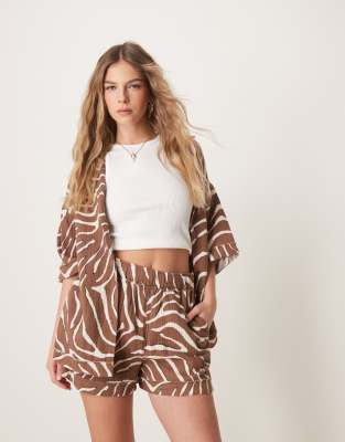 ASOS DESIGN - Schlupfshorts aus grob gewebter Baumwolle mit offenem Saum und Zebramuster, Kombiteil-Bunt