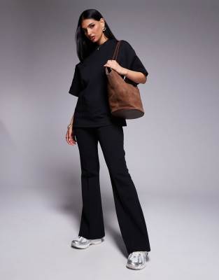 ASOS DESIGN - Schmal geschnittene, ausgestellte Interlock-Hose in Schwarz mit Ziernaht, Kombiteil-Blau