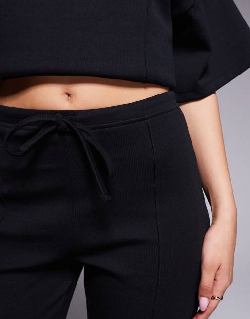 ASOS DESIGN – Schmal geschnittene, ausgestellte Interlock-Hose in Schwarz mit Ziernaht, Kombiteil, 3 von 5