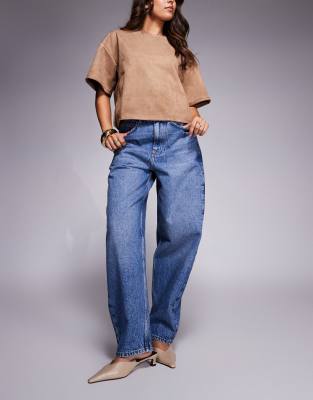 ASOS DESIGN - Schmal geschnittene Barrel-Jeans in dunklem Mittelblau mit hohem Bund