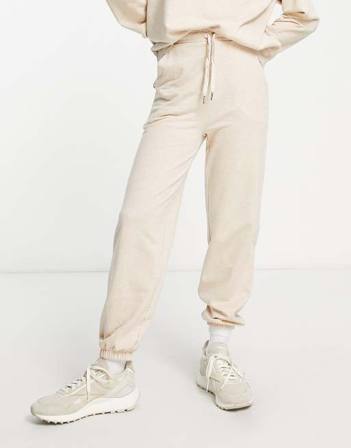 ASOS DESIGN – Schmal geschnittene Basic-Jogginghose in meliertem Hellbeige, 2 von 4