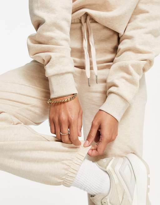 ASOS DESIGN – Schmal geschnittene Basic-Jogginghose in meliertem Hellbeige, 3 von 4