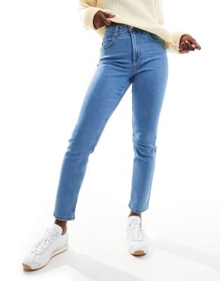 ASOS DESIGN - Schmal geschnittene, bequeme Mom-Jeans in einfarbigem Mittelblau