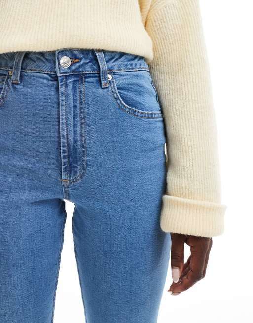 ASOS DESIGN – Schmal geschnittene, bequeme Mom-Jeans in einfarbigem Mittelblau, 4 von 5