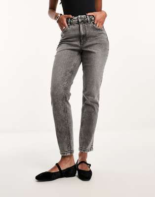 ASOS DESIGN - Schmal geschnittene, bequeme Mom-Jeans in Grau