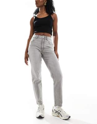 ASOS DESIGN - Schmal geschnittene, bequeme Mom-Jeans in Grau