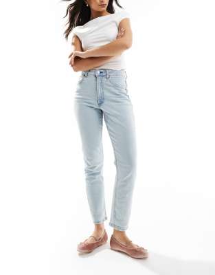 ASOS DESIGN - Schmal geschnittene, bequeme Mom-Jeans in Hellblau