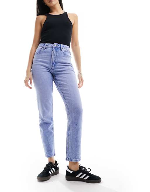 ASOS DESIGN – Schmal geschnittene, bequeme Mom-Jeans in leuchtendem Mittelblau