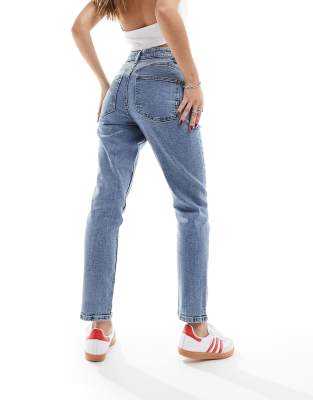 ASOS DESIGN - Schmal geschnittene, bequeme Mom-Jeans in Mittelblau mit figurformendem Effekt