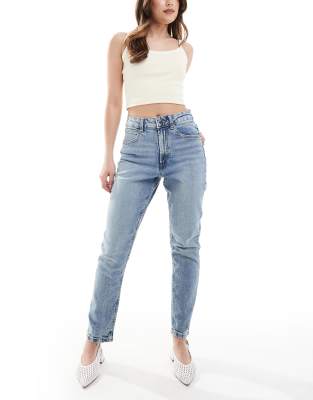 ASOS DESIGN - Schmal geschnittene, bequeme Mom-Jeans in Mittelblau