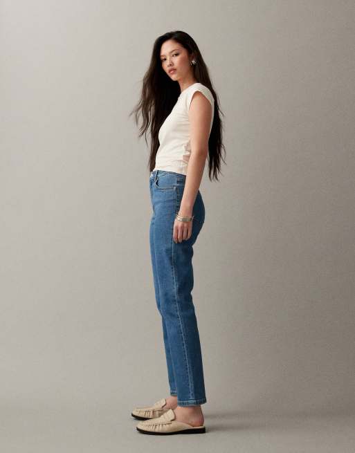 ASOS DESIGN – Schmal geschnittene, bequeme Mom-Jeans in reinem Blau, 2 von 7