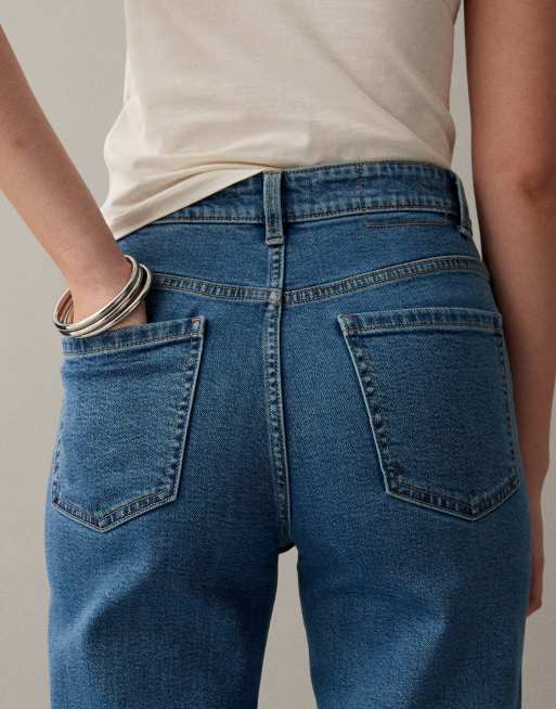 ASOS DESIGN – Schmal geschnittene, bequeme Mom-Jeans in reinem Blau, 3 von 7