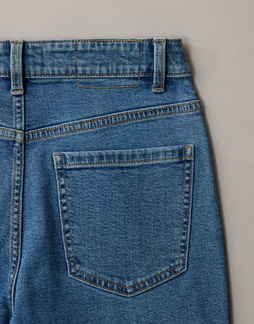 ASOS DESIGN – Schmal geschnittene, bequeme Mom-Jeans in reinem Blau, 7 von 7