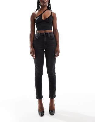 ASOS DESIGN - Schmal geschnittene, bequeme Mom-Jeans in verwaschenem Schwarz mit figurformendem Effekt