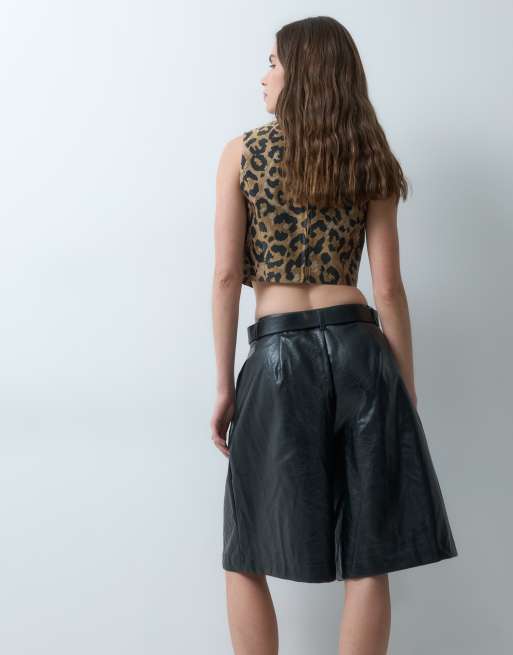 ASOS DESIGN schmal geschnittene Bermuda-Shorts in A-Linie aus schwarzem PU in Crinkle-Optik, 3 von 5