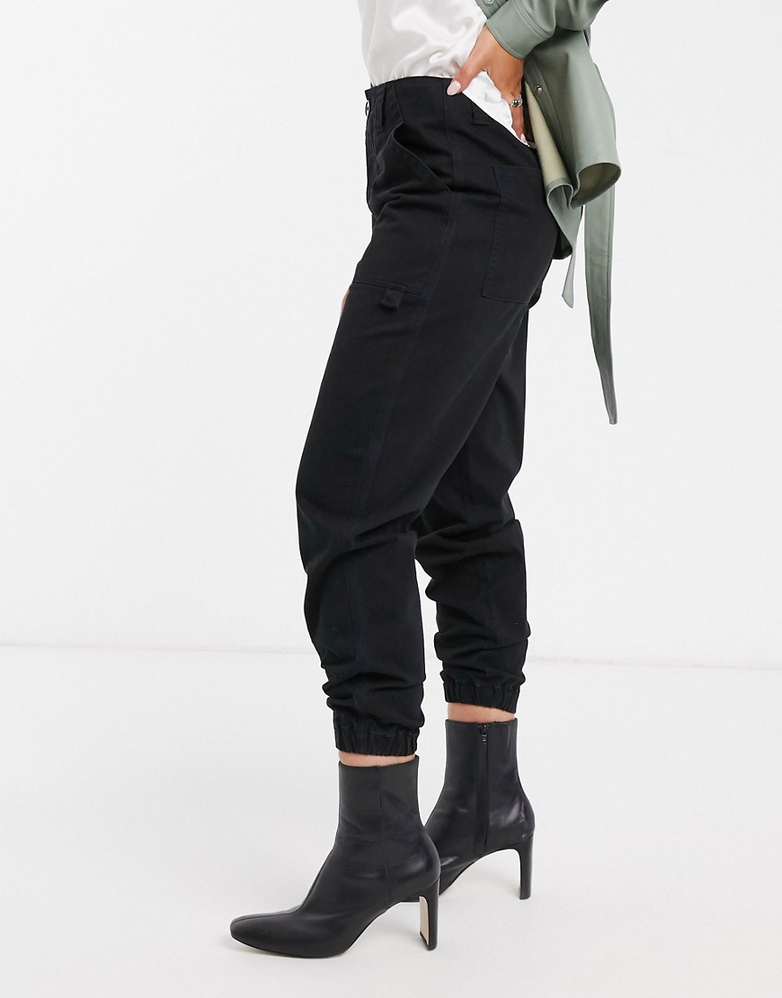 asos design -  – Schmal geschnittene Combathose in Schwarz mit Bündchen im Jogginghosenstil