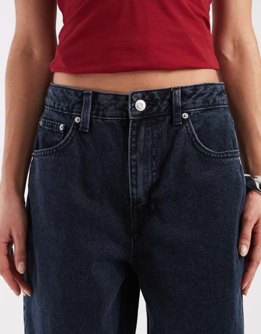 ASOS DESIGN – Schmal geschnittene Jeans in Blau-Schwarz mit abgerundetem Beinschnitt , 4 von 5