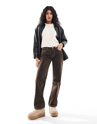 ASOS DESIGN - Schmal geschnittene Jeans in brauner Tönung mit niedrigem Bund-Brown