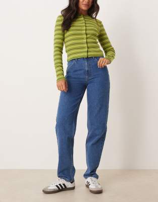 ASOS DESIGN - Schmal geschnittene Jeans mit Comfort Stretch, geradem Bein und mittelhohem Bund-Blau