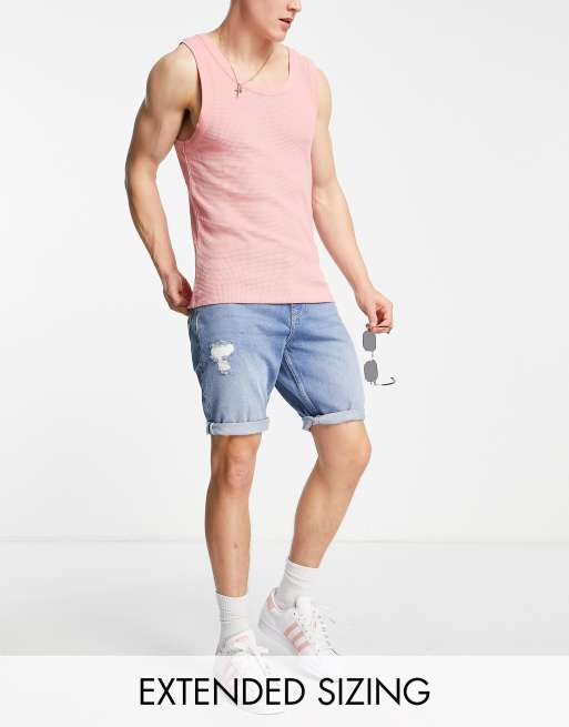 ASOS DESIGN – Schmal geschnittene Jeansshorts in mittlerer Waschung mit Abnutzungseffekten 