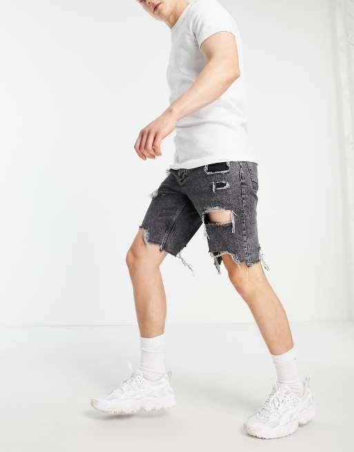 ASOS DESIGN Schmal geschnittene Jeansshorts in verwaschenem Schwarz mit ausgepragten Rissen und unverarbeitetem Saum ASOS