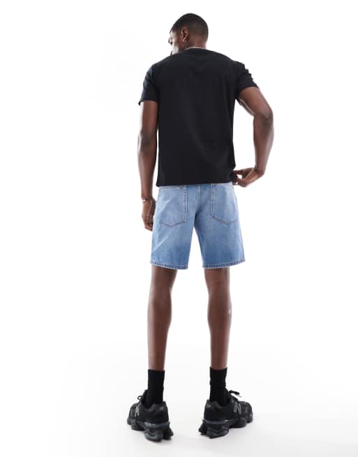 ASOS DESIGN – Schmal geschnittene Jeansshorts mit regulärer Länge und Waschung in Hellblau, 4 von 5