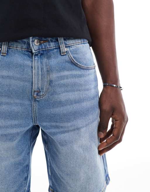ASOS DESIGN – Schmal geschnittene Jeansshorts mit regulärer Länge und Waschung in Hellblau, 5 von 5