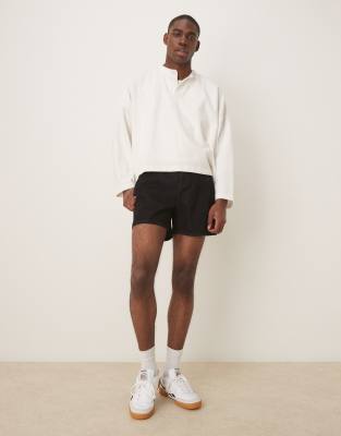 Schmal geschnittene, kurze Jeans-Shorts in Schwarz mit Bundfalten Schwarz 50