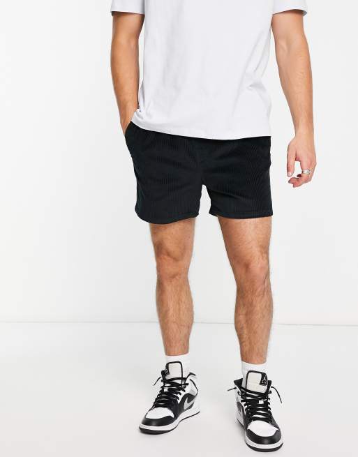 ASOS DESIGN – Schmal geschnittene, kürzere Cord-Shorts in Schwarz