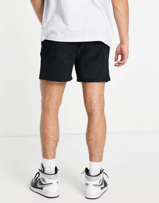 ASOS DESIGN Schmal geschnittene kurzere Cord Shorts in Schwarz ASOS