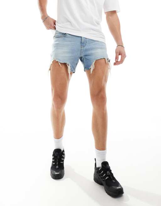ASOS DESIGN – Schmal geschnittene, mittellange Jeansshorts in hellblauer Waschung mit stark zerrissenem Saum, 4 von 5
