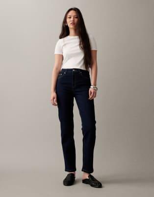 Schmal geschnittene Mom-Jeans in Rinse-Waschung-Marineblau Marineblau W26 L32
