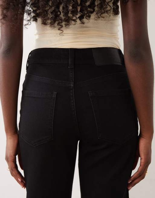 ASOS DESIGN – Schmal geschnittene Mom-Jeans in Schwarz, 4 von 5