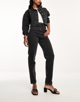 ASOS DESIGN - Schmal geschnittene Mom-Jeans in verwaschenem Schwarz