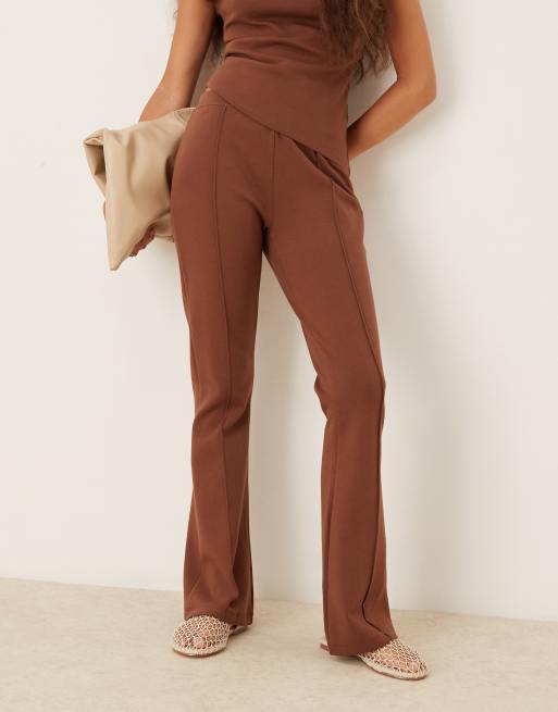ASOS DESIGN – Schmal geschnittene Schlaghose aus Interlock-Stoff in Schokobraun mit mittelhohem Bund, Kombiteil, 2 von 5